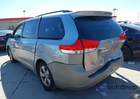 2012 Toyota Sienna Le V6 8 Passenger z USA, uszkodzony, nr VIN 5TDKK3DC9CS279815